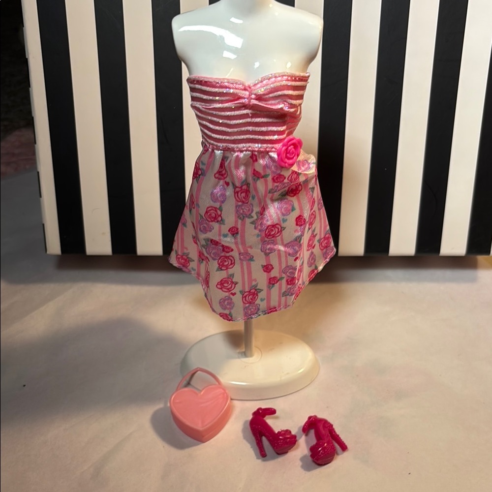 Barbie Doll Dress with Accessories - Picture 1 of 3
